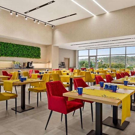 Ramada By Wyndham Targu Jiu Hotel Екстериор снимка