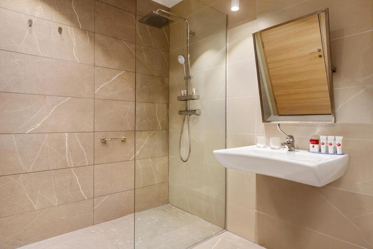 Ramada By Wyndham Targu Jiu Hotel Екстериор снимка