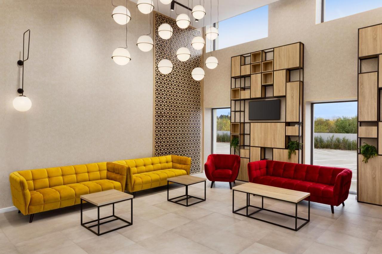 Ramada By Wyndham Targu Jiu Hotel Екстериор снимка