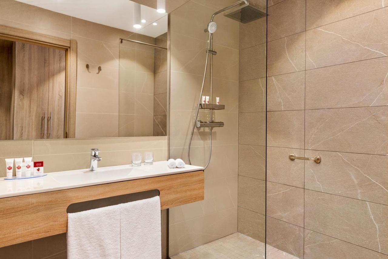 Ramada By Wyndham Targu Jiu Hotel Екстериор снимка