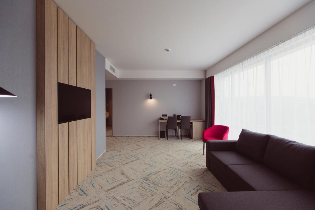 Ramada By Wyndham Targu Jiu Hotel Екстериор снимка