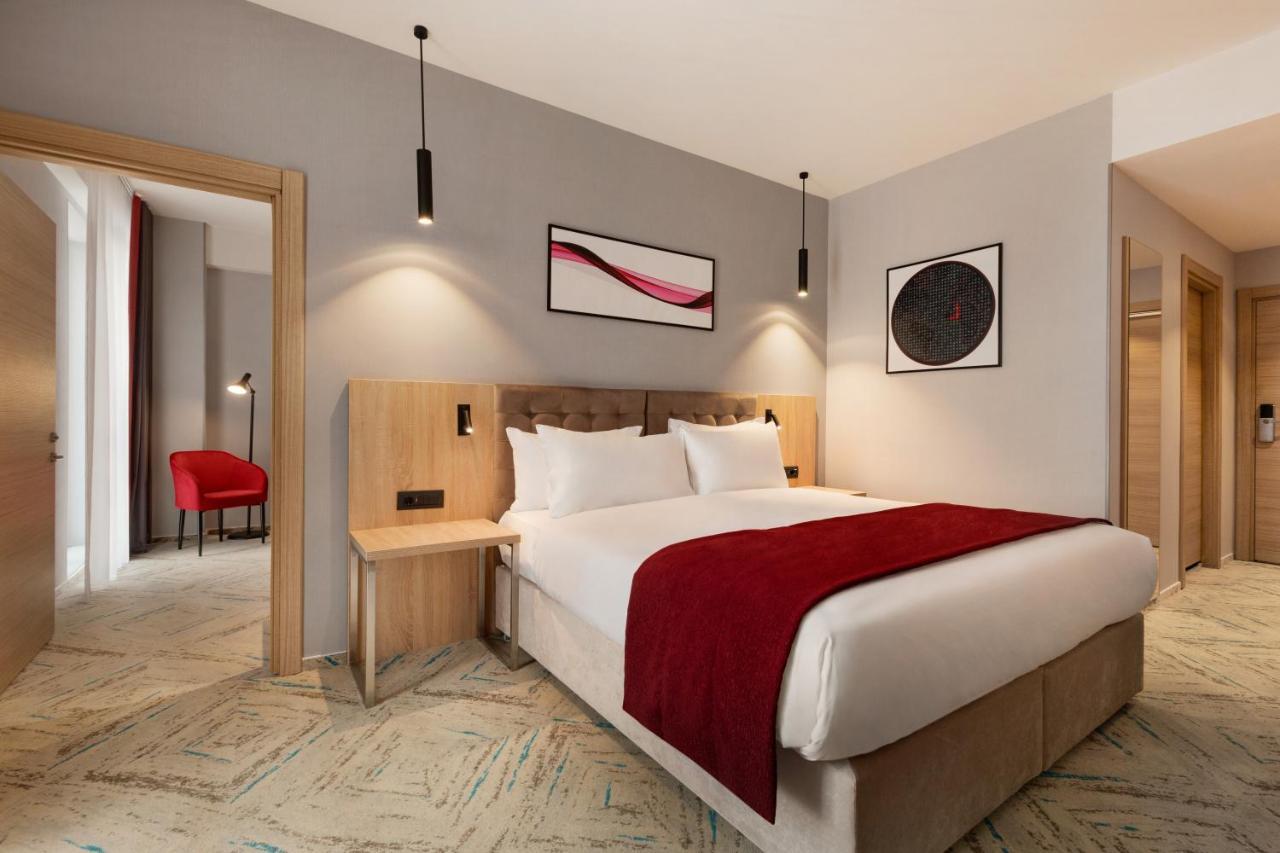Ramada By Wyndham Targu Jiu Hotel Екстериор снимка