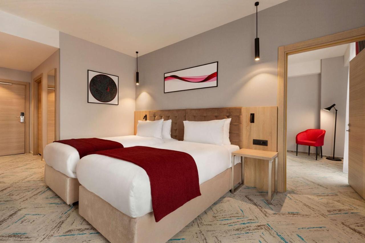 Ramada By Wyndham Targu Jiu Hotel Екстериор снимка